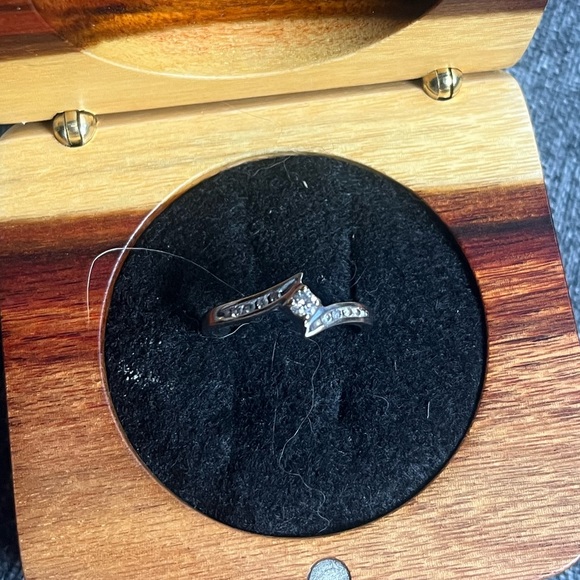 0.15 CT Ring. White Gold. Size 6.5 - Picture 3 of 4